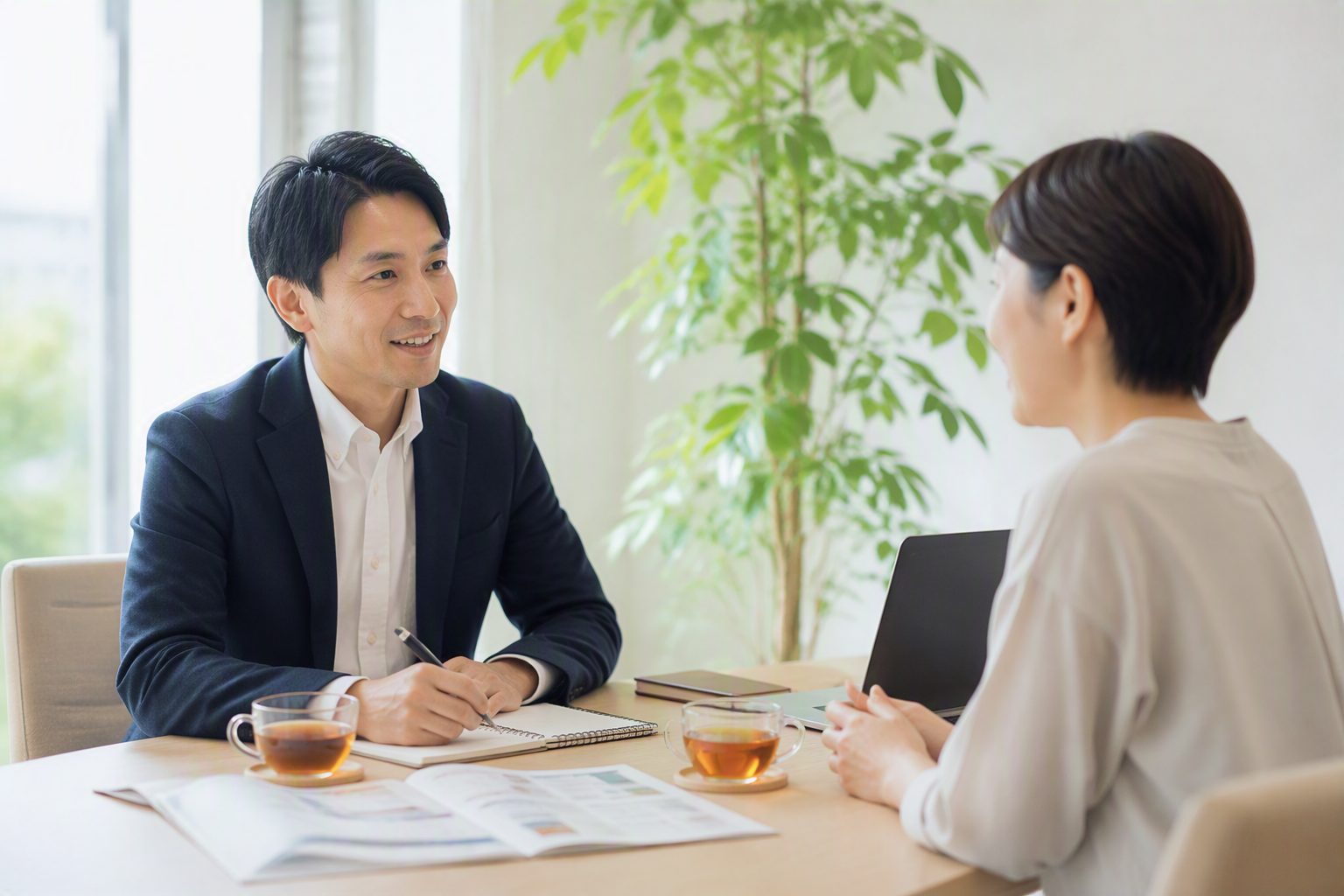 無料相談でメモを取りながら話を聞く行政書士